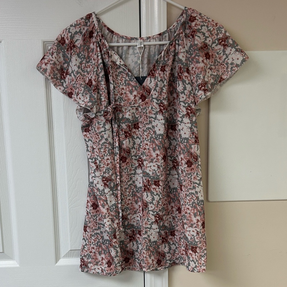 NWT Simple Fun Floral Short Sleeve Blouse